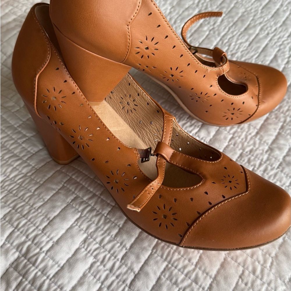 Chelsea Crew Tan Women's Heels